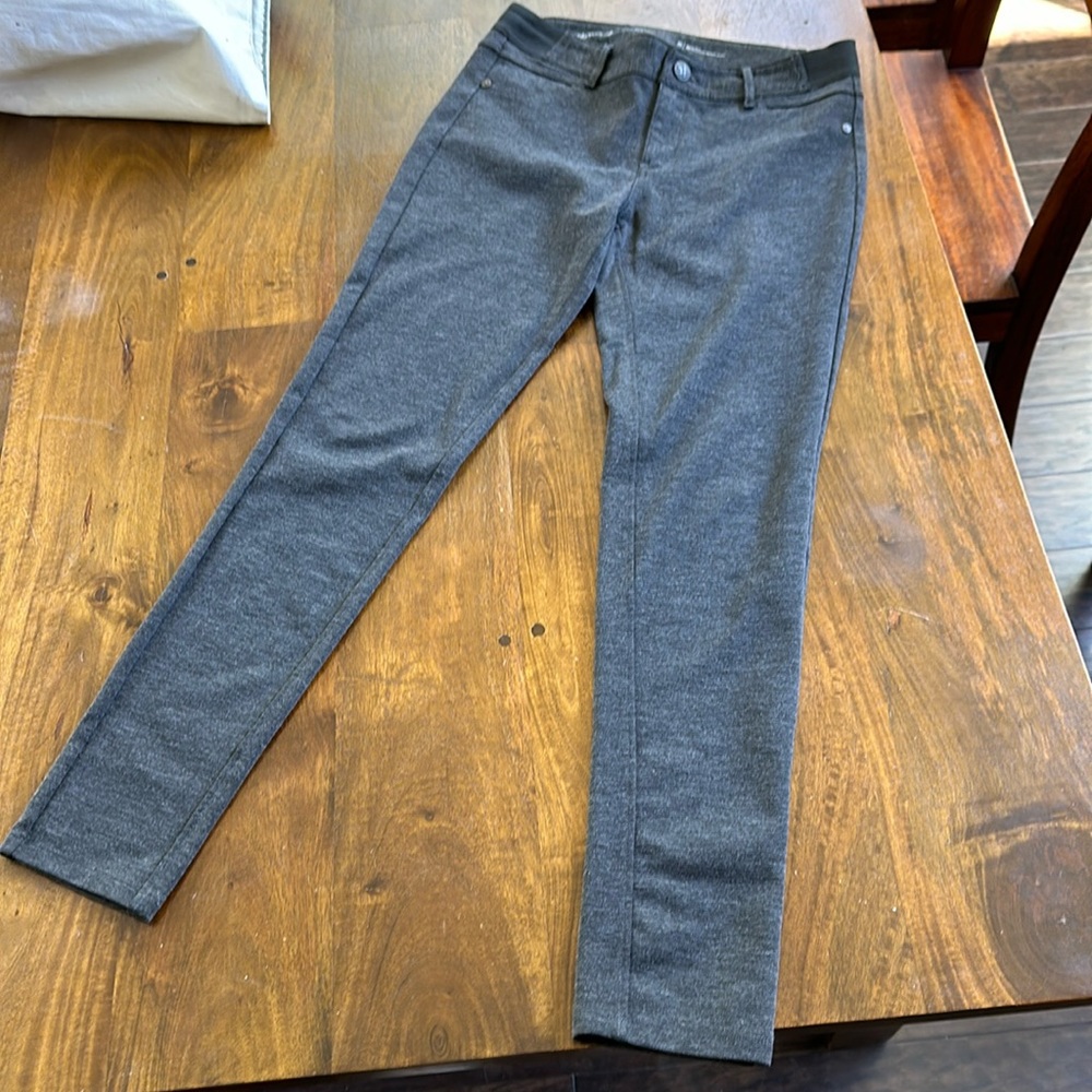 Charcoal gray legging with zipper and button